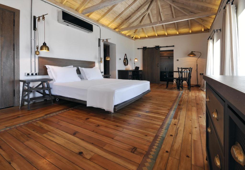 a bedroom with a bed and a wooden floor at Flamm in Golturkbuku