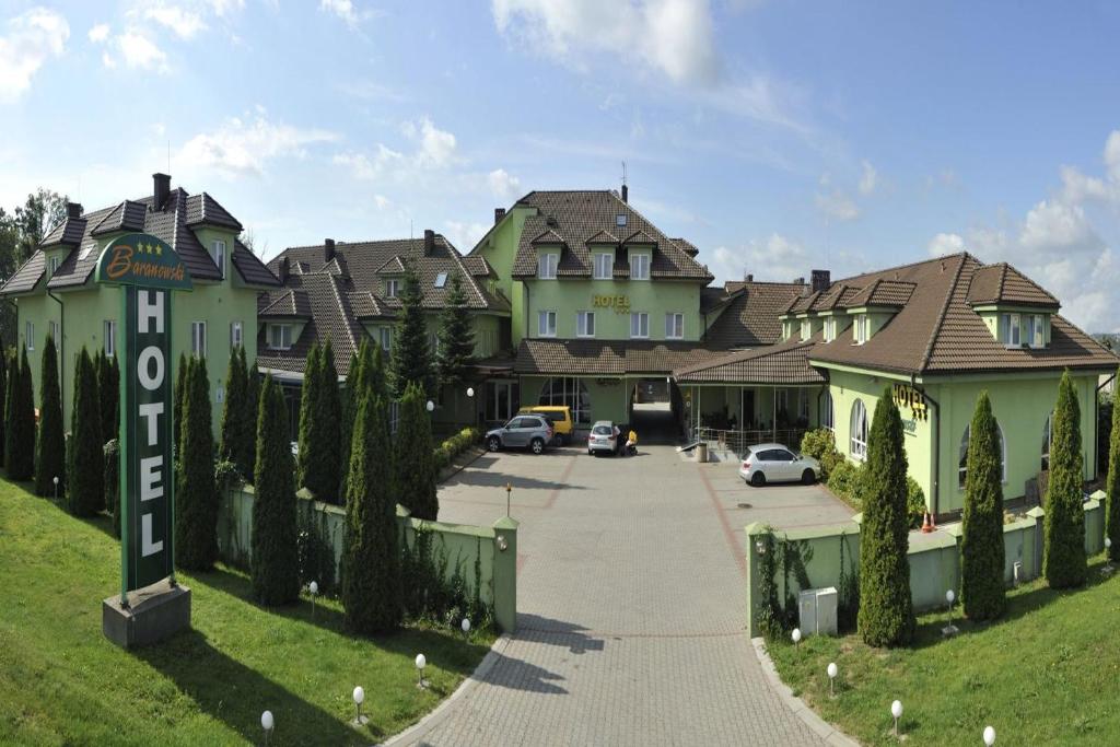 een groot huis met een bord ervoor bij Hotel Baranowski in Słubice