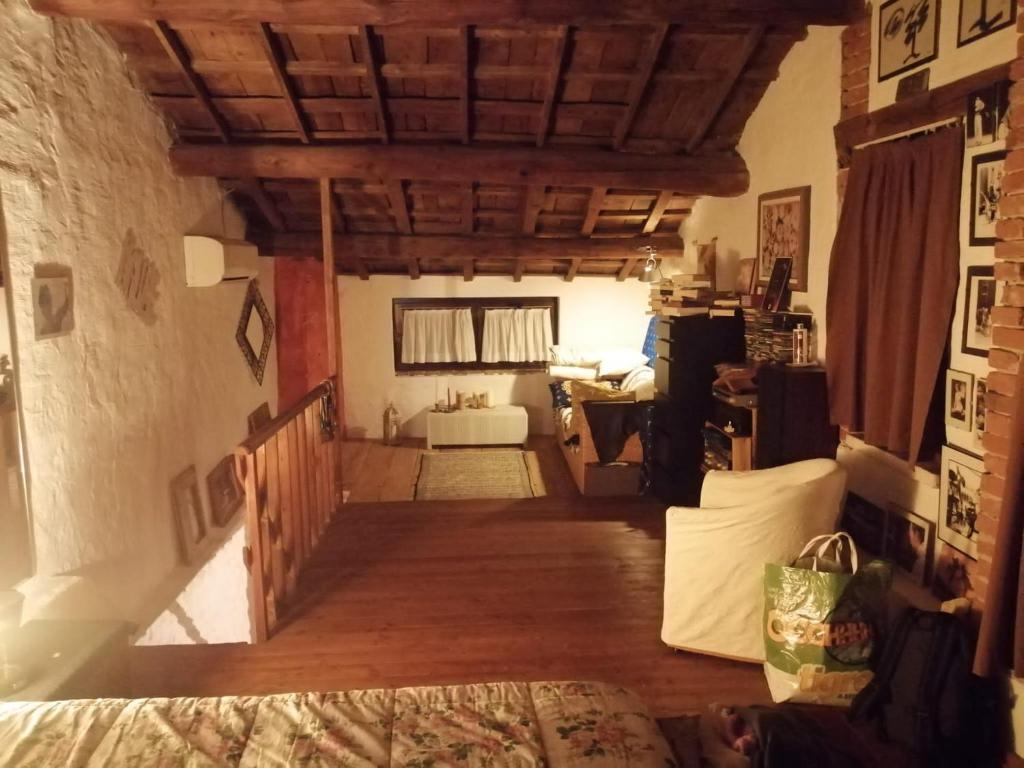 een uitzicht op een slaapkamer met een bed in een kamer bij Figaro in Isola Vicentina