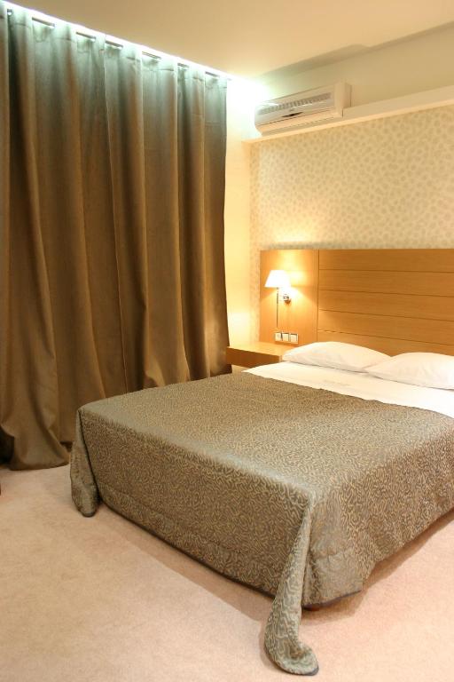 Postel nebo postele na pokoji v ubytování Deves Hotel