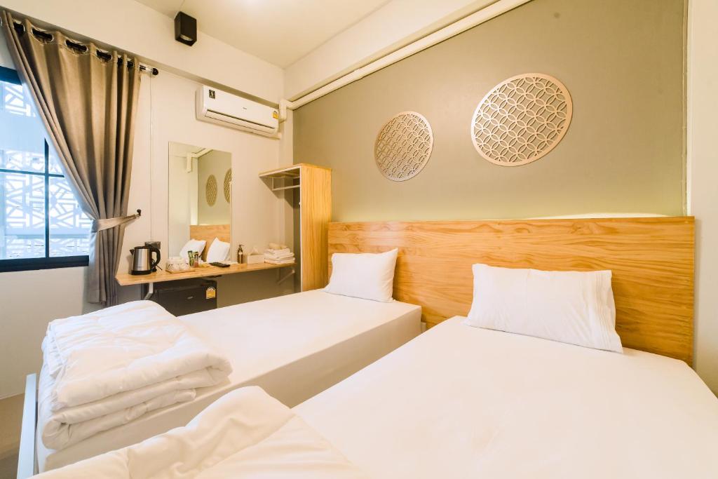 um quarto de hotel com duas camas e uma janela em Royce Boutique Betong em Betong