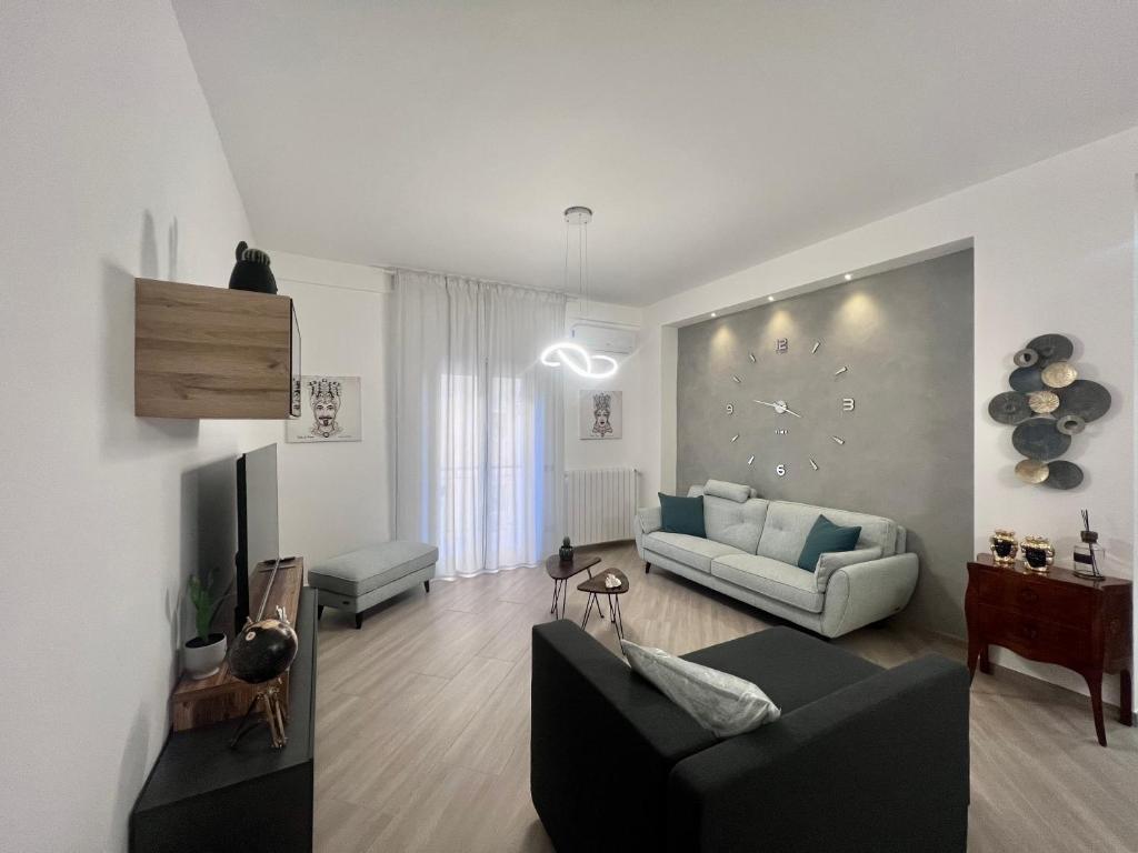 a living room with a couch and a tv at Arcuri Apartment in Agrigento