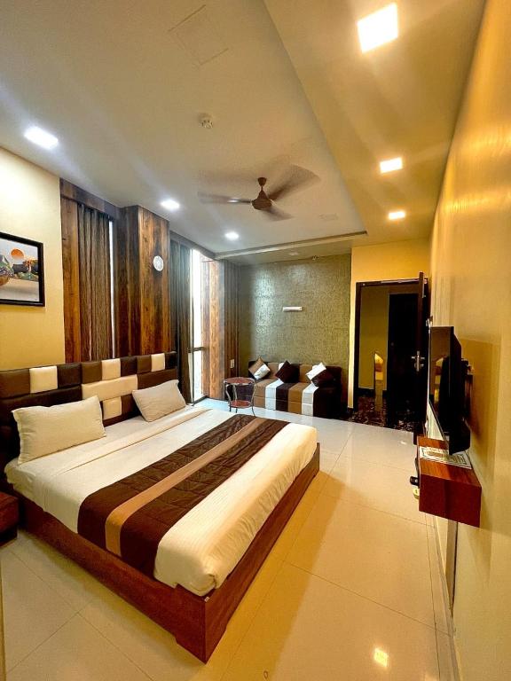 ein Schlafzimmer mit einem großen Bett in einem Zimmer in der Unterkunft AVIRAHI HOTEL in Mumbai