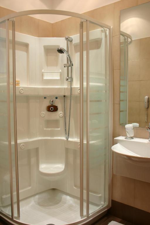 Koupelna v ubytování Deves Hotel