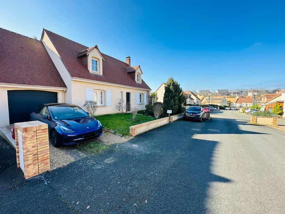 a car parked in the driveway of a house at Maison au Mans, 6 pièces, 8 personnes in Le Mans