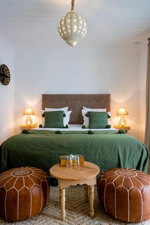 Un pat sau paturi într-o cameră la Riad Dar Blanche & Spa