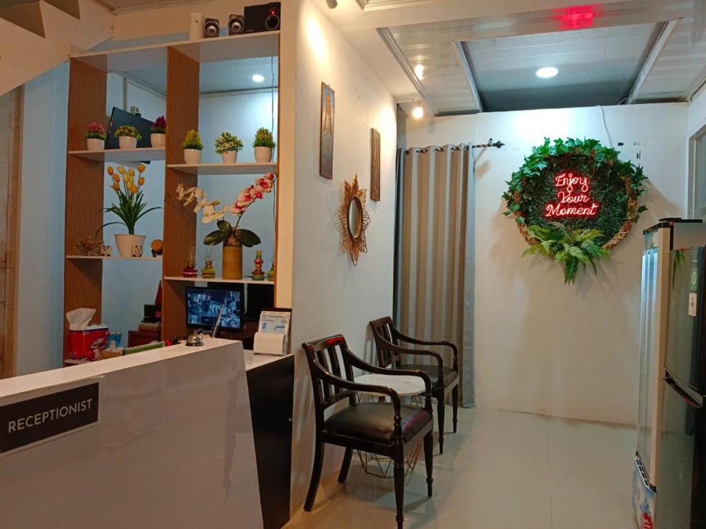 uma sala de espera numa floricultura com cadeiras em D'Ariska Rooms Homestay em Jombang
