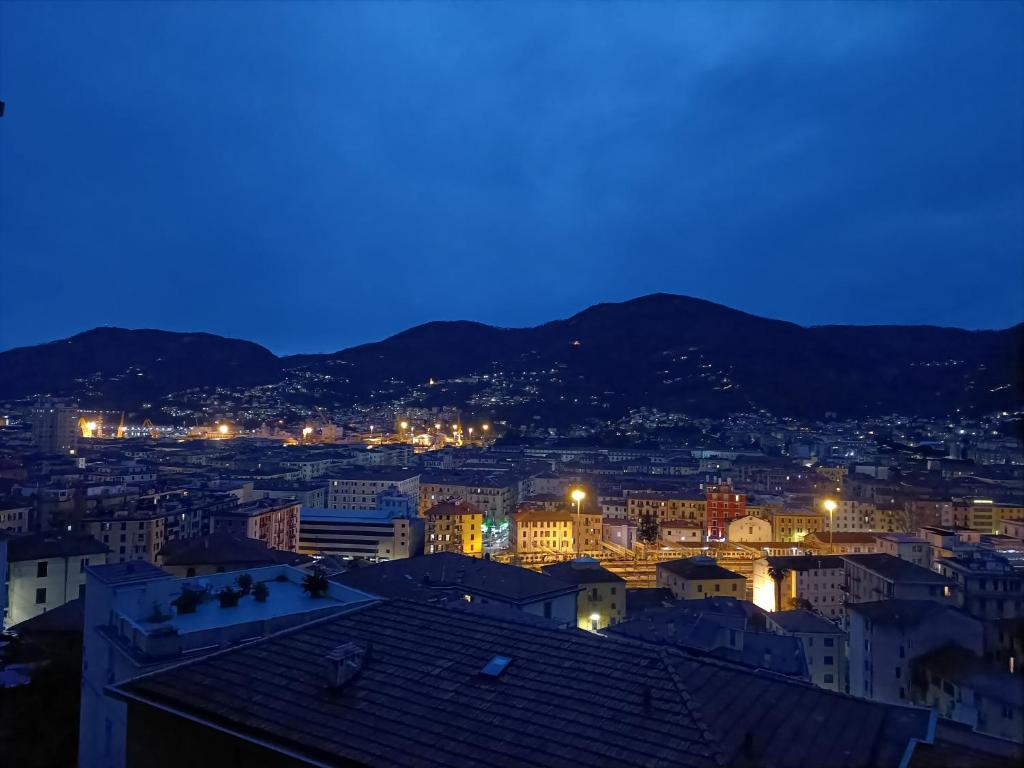 Vista generica sulle montagne o vista sulle montagne dall'interno dell'appartamento