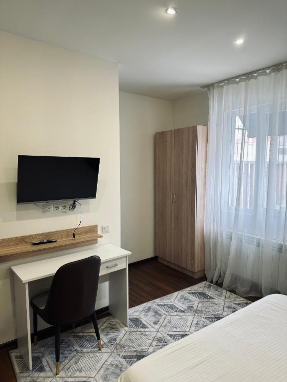 TV a/nebo společenská místnost v ubytování NAVA Hotel Yerevan