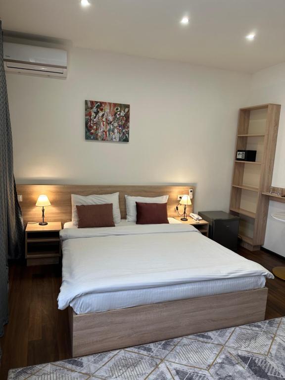 Postel nebo postele na pokoji v ubytování NAVA Hotel Yerevan