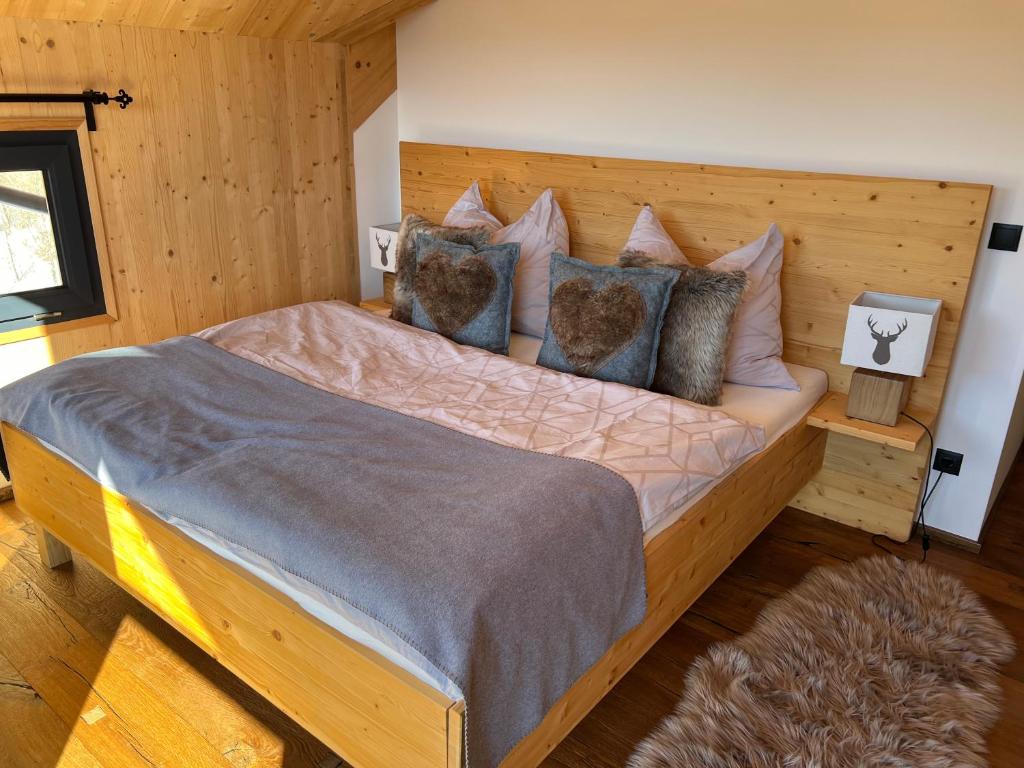 Una cama o camas en una habitación de Bergchalet Stolzalpe