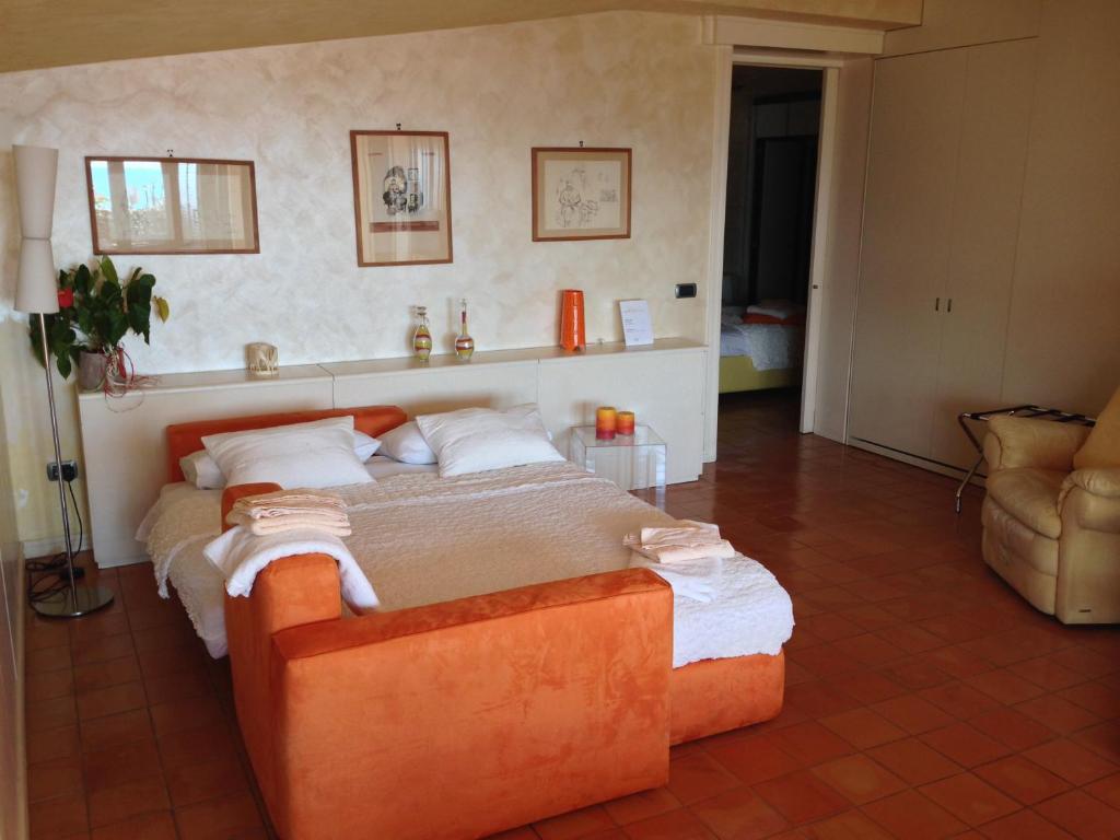 um quarto com uma cama laranja num quarto em Suite Prestige Salerno em Salerno