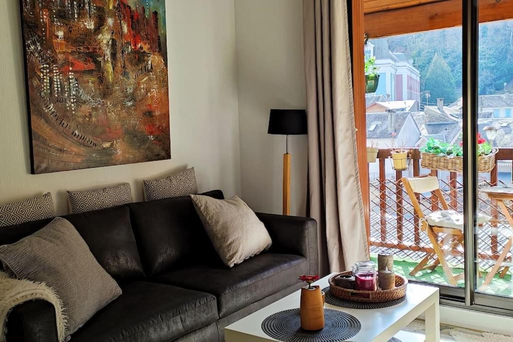 Fotografia z galérie ubytovania T1bis atypique avec balcon vue dégagée centre-ville classé 3* au calme v destinácii Bagnères-de-Bigorre