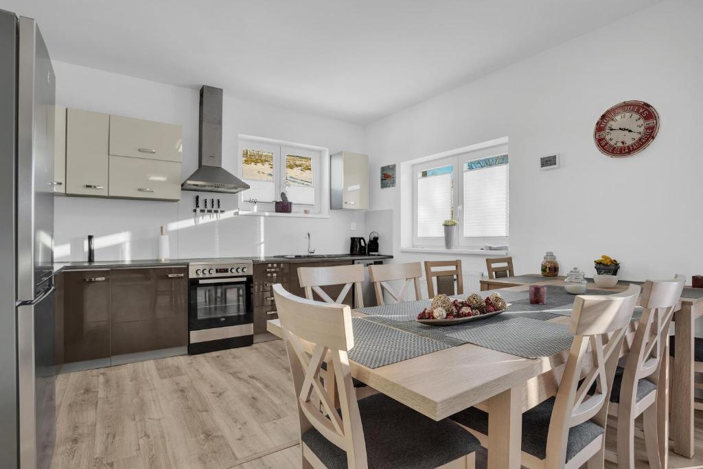 Kuchyň nebo kuchyňský kout v ubytování Apartmány Čtyřlístek