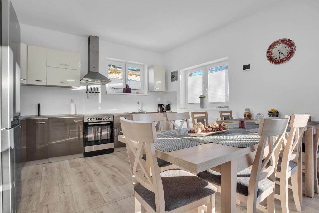 Kuchyň nebo kuchyňský kout v ubytování Apartmány Čtyřlístek