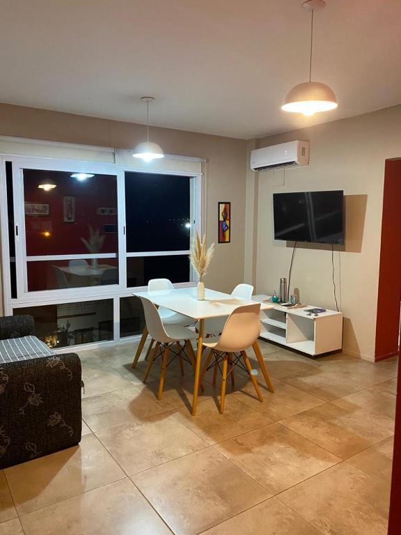 sala de estar con mesa, sillas y TV en Edificio Giu 2 en San Salvador de Jujuy