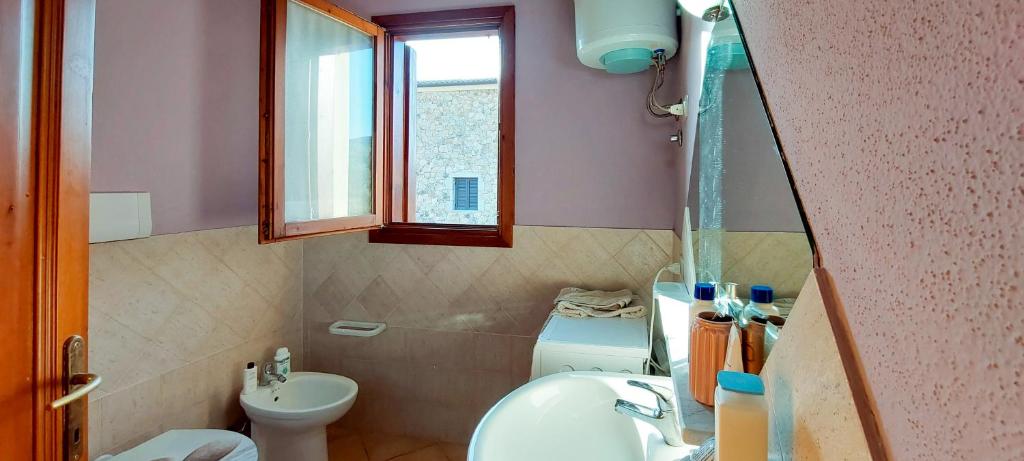 A bathroom at Appartamento Residenziale Trilocale Aresula San Teodoro