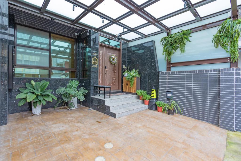 una casa con techo de cristal y porche con plantas en TING ZHU Homestay en Hualien