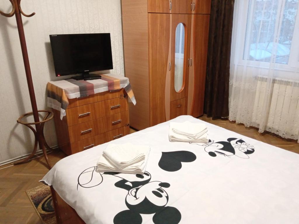 ein Schlafzimmer mit einem Bett und einem TV in der Unterkunft Apartament 3 camere in regim hotelier in Bîrlad