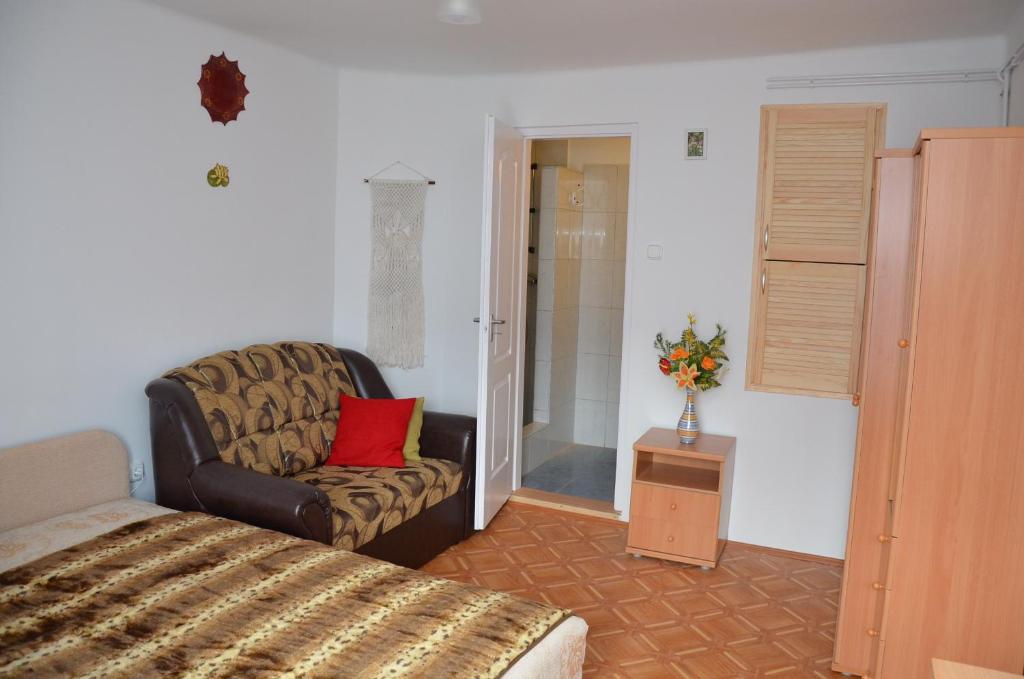 Łóżko lub łóżka w pokoju w obiekcie Orchidea Apartman