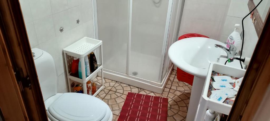 uma pequena casa de banho com WC e lavatório em Nice Sicily Little family home em Acireale