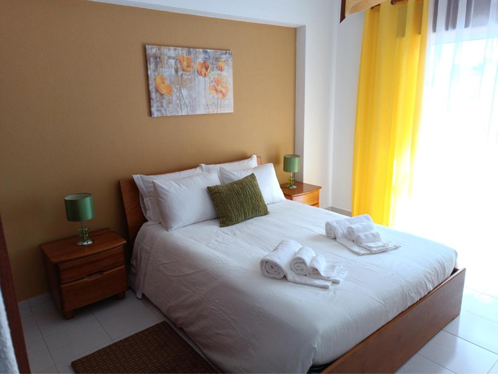 een slaapkamer met een bed met handdoeken erop bij COZY APARTMENT IN LAGOS in Lagos