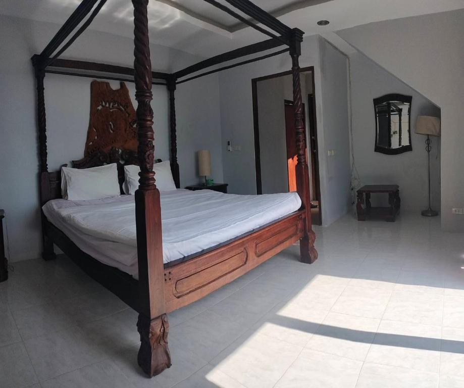 Postel nebo postele na pokoji v ubytování Lanta Sunset Seaview villa 8