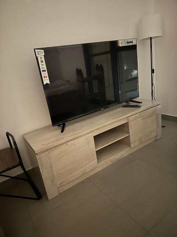 TV a/nebo společenská místnost v ubytování شقة في الممشى الشارقة