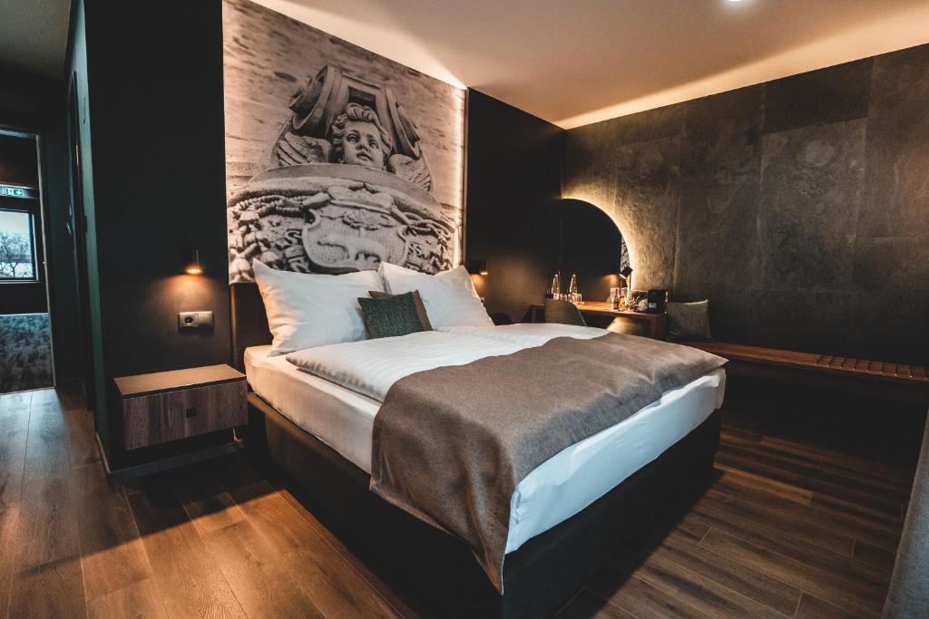 ein Schlafzimmer mit einem großen Bett in einem Zimmer in der Unterkunft Mediterraneo Luxury Room Esztergom in Esztergom