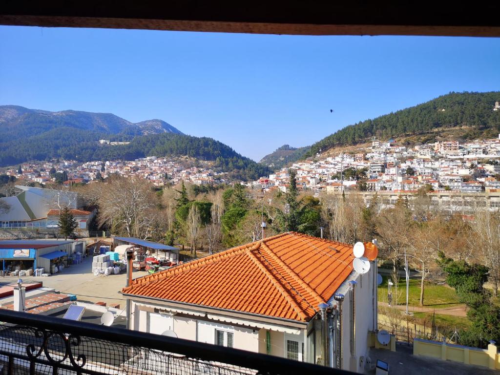 desde el balcón de un edificio con techo naranja en Xanthi's House, en Xanthi