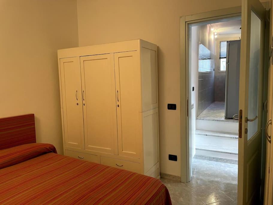 una camera con letto e porta di accesso a un balcone di Casa Tisia a Ceriale