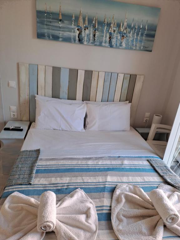 Postel nebo postele na pokoji v ubytování Alykes Mastora Seaside Studios