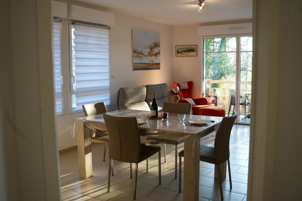 une salle à manger avec une table et des chaises dans l'établissement Bel appartement à 50m du port de plaisance, à Saint-Valery-sur-Somme