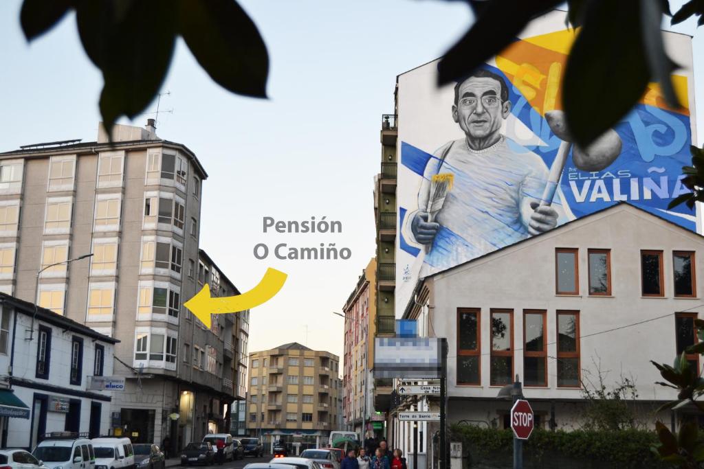 un edificio con un gran cartel de un hombre en él en Pensión O Camiño, en Sarria