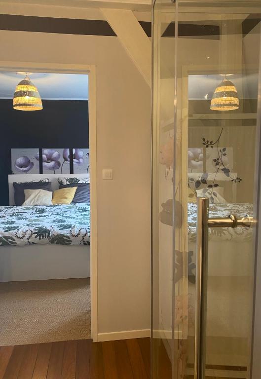 Postel nebo postele na pokoji v ubytování Chambre Archi