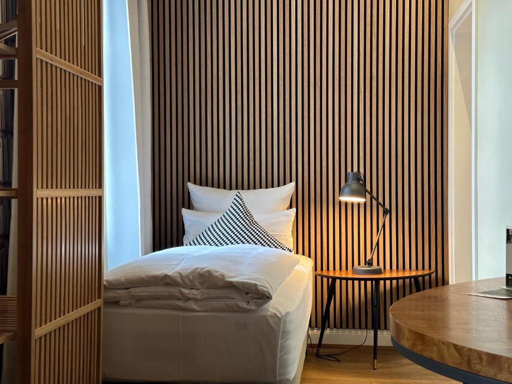 Postel nebo postele na pokoji v ubytování Hotel Zur Alten Brücke