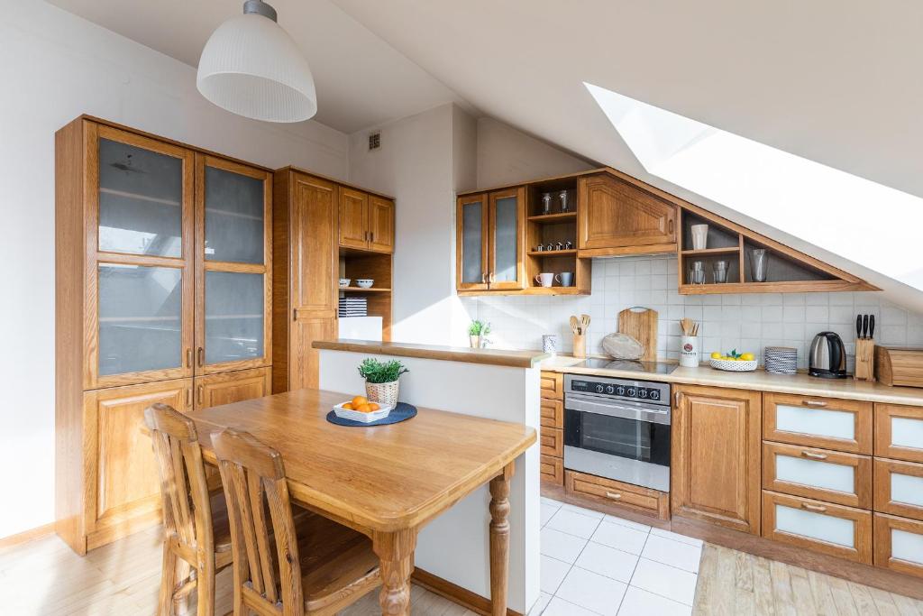 Kuchyňa alebo kuchynka v ubytovaní SuperApart Powstańców Śląskich 106D