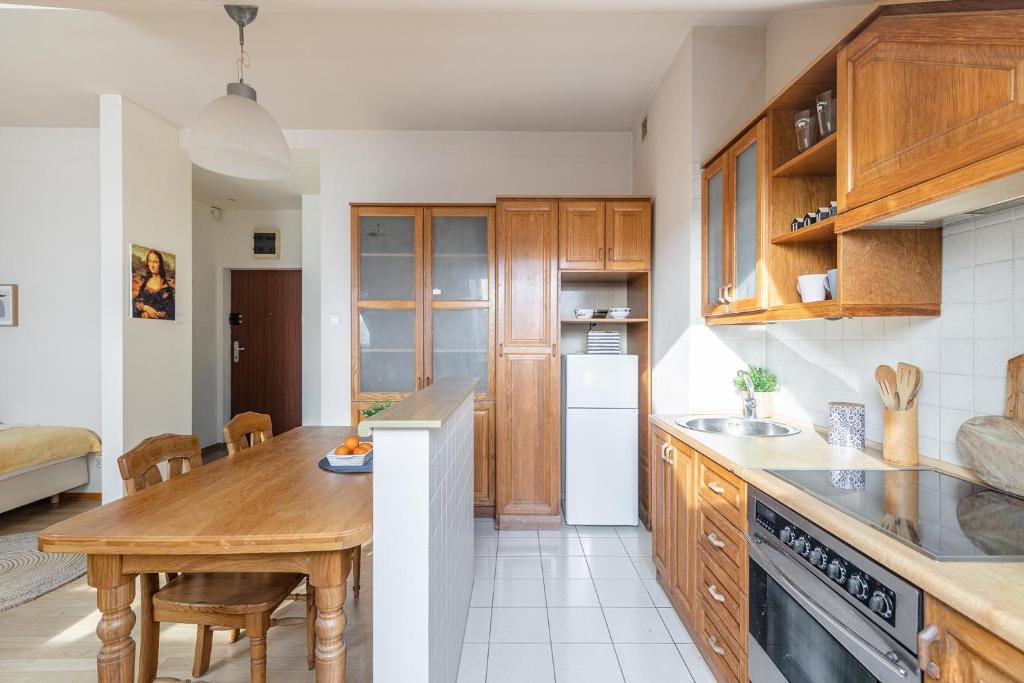 Kuchyňa alebo kuchynka v ubytovaní SuperApart Powstańców Śląskich 106D