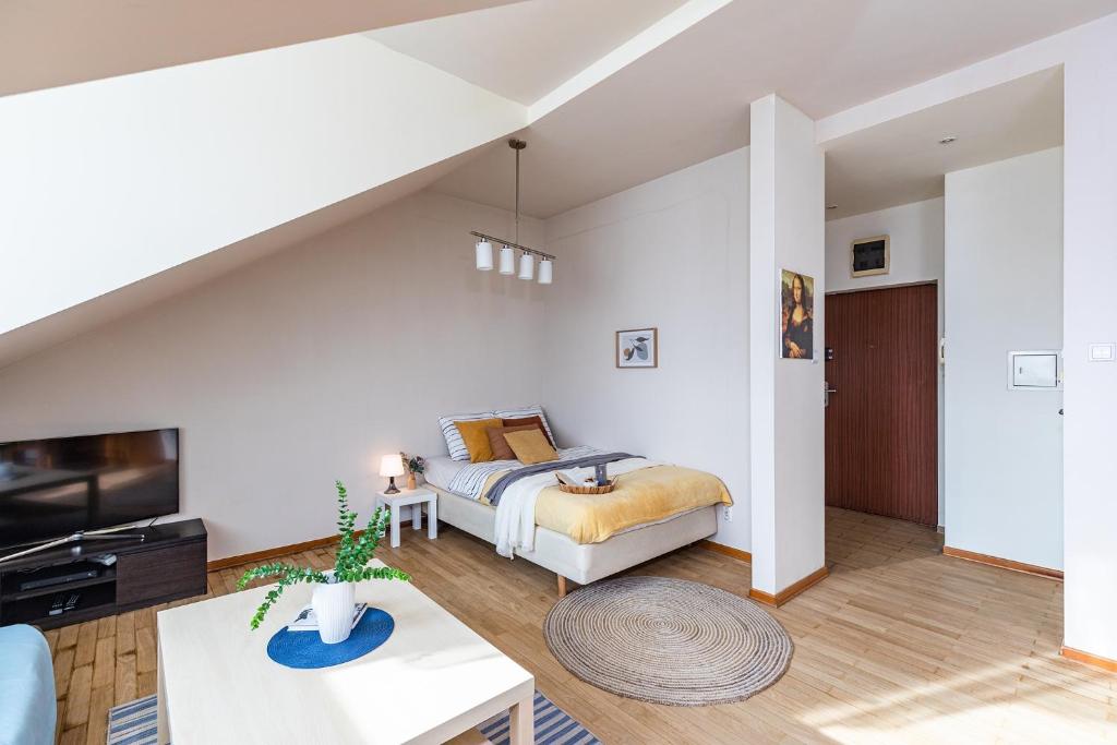 1 dormitorio con 1 cama y sala de estar en SuperApart Powstańców Śląskich 106D en Varsovia