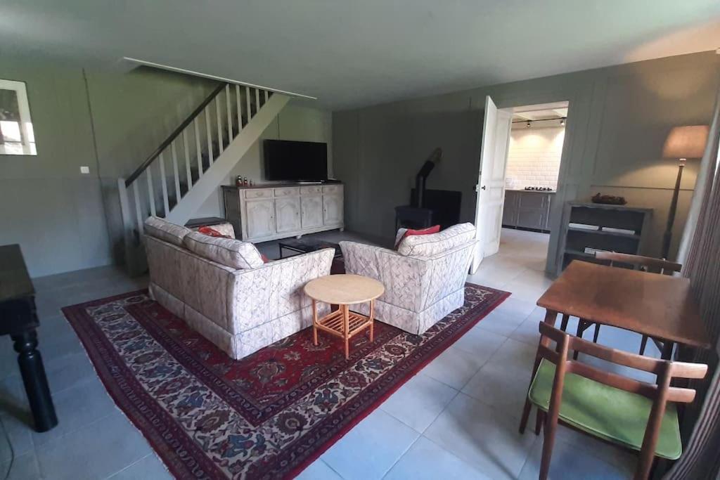 ein Wohnzimmer mit 2 Sofas und einem Tisch in der Unterkunft Beautiful, luxurious and ideally situated cottage in Criteuil-la-Magdeleine