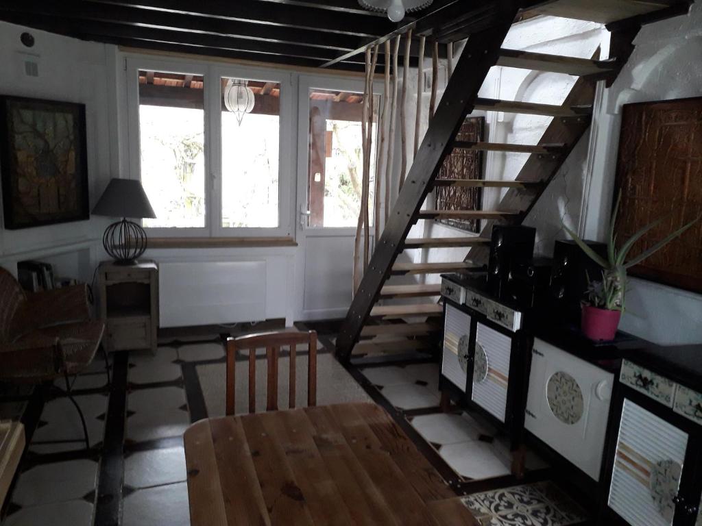 Kuchyňa alebo kuchynka v ubytovaní maison d'artiste accès jardin