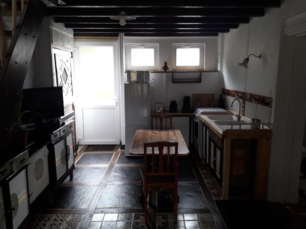 Kuchyňa alebo kuchynka v ubytovaní maison d'artiste accès jardin
