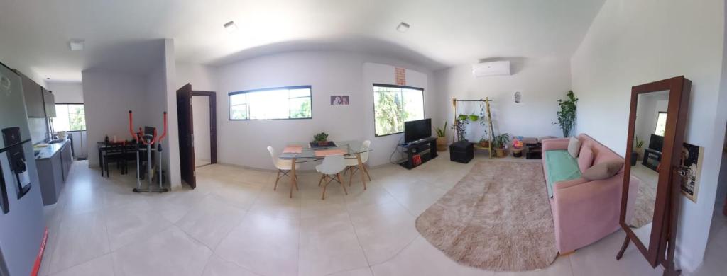 ein Wohnzimmer mit einem rosa Sofa und einem Tisch in der Unterkunft Complejo Junin Dpto Planta Alta in Formosa