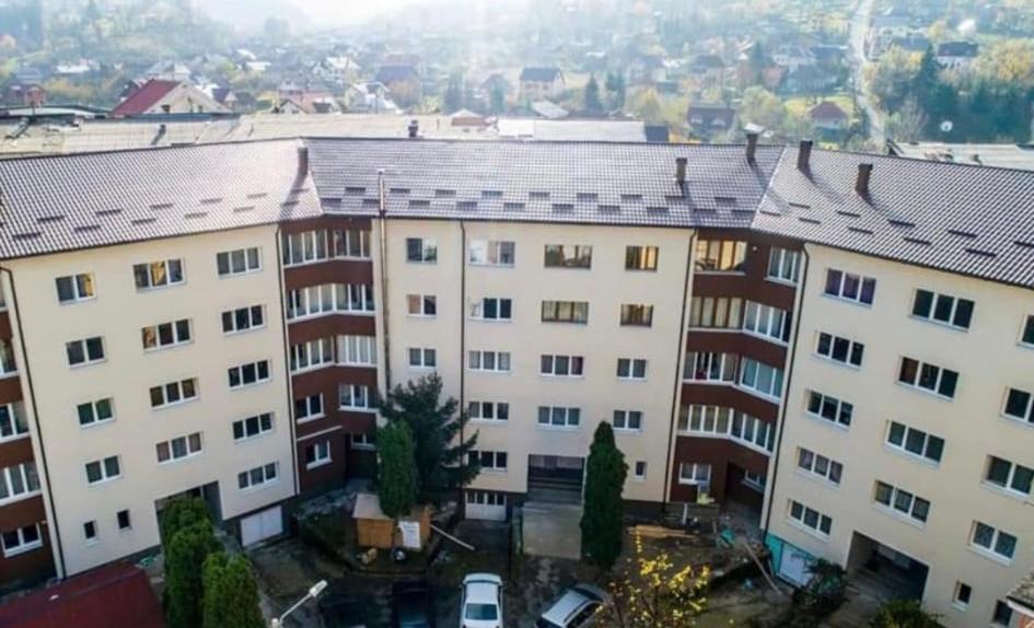 une vue aérienne sur un bâtiment dans l'établissement Ely Apartaments, à Borşa