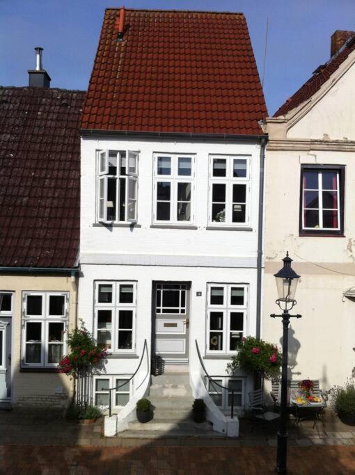 a white house with a red roof at Prinzessin von Friedrichstadt in Friedrichstadt