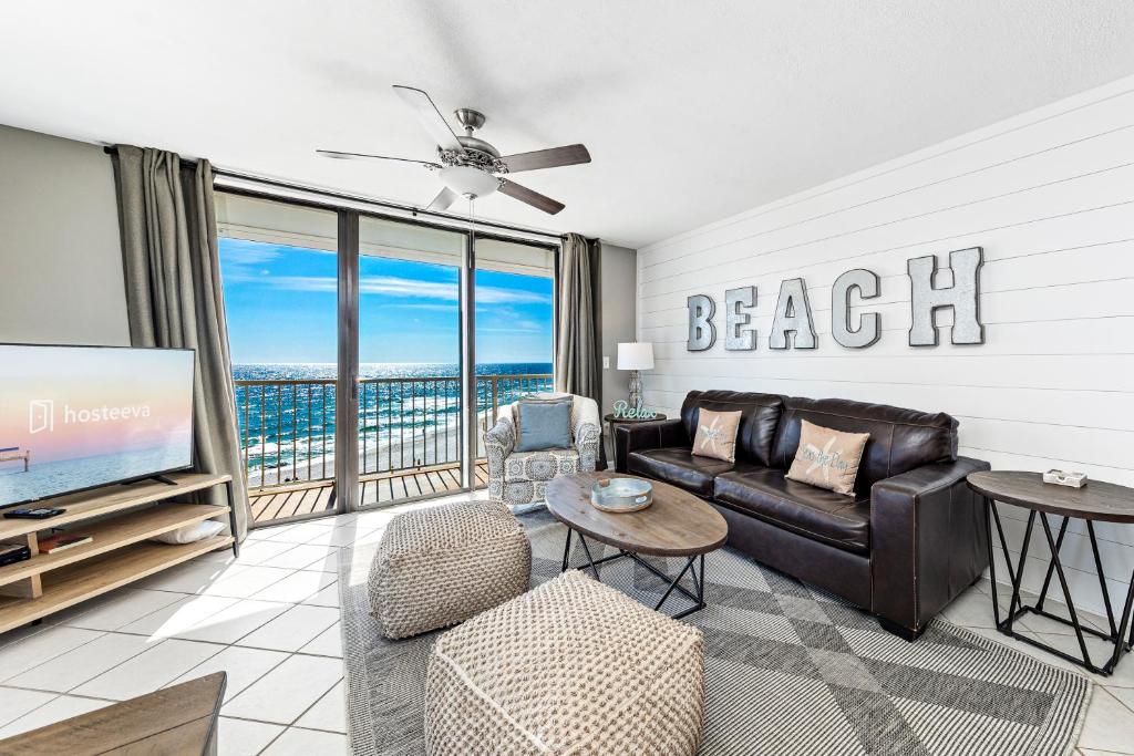 uma sala de estar com um sofá e uma televisão de ecrã plano em Spacious Seaside Beach and Racquet 3706 with Pool and Comfort Amenities em Orange Beach