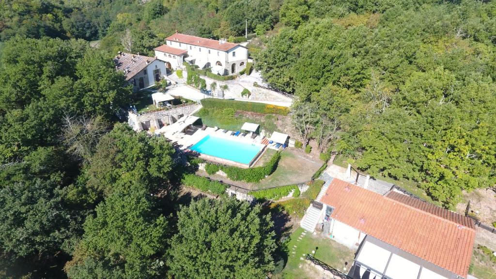 una vista aérea de una casa con piscina en Casa Vacanze Borgo la Fratta, en Barberino di Mugello