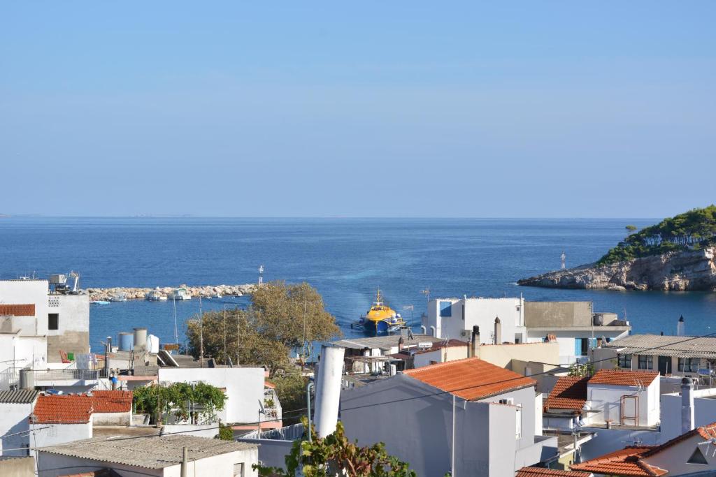 una vista de una ciudad con el océano en el fondo en Elli Rooms en Patitiri