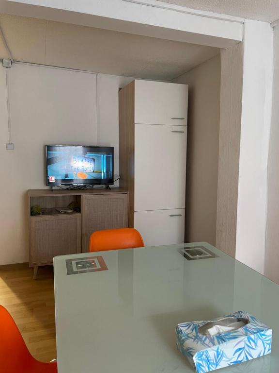 uma sala de estar com uma mesa e uma televisão em Unterkunft in Springe Zentrum em Springe