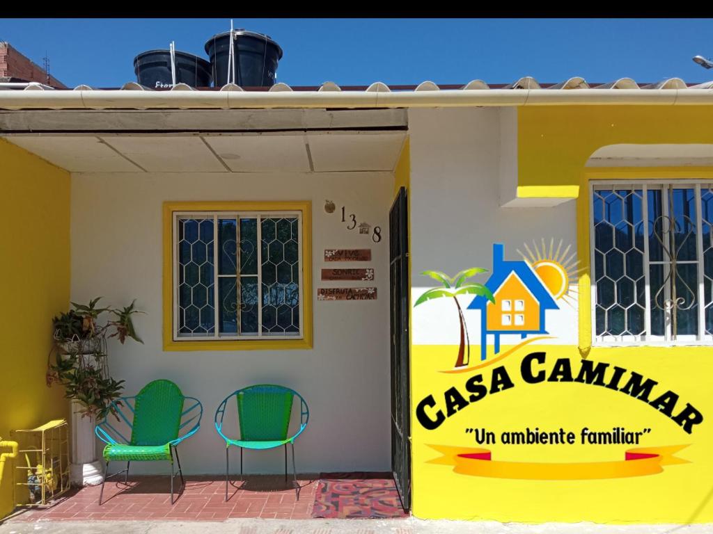 un edificio con sillas y un cartel que diga "casa cantina" en Casa CamiMar, Casa Amoblada solo para tí y tú familia en Santa Marta